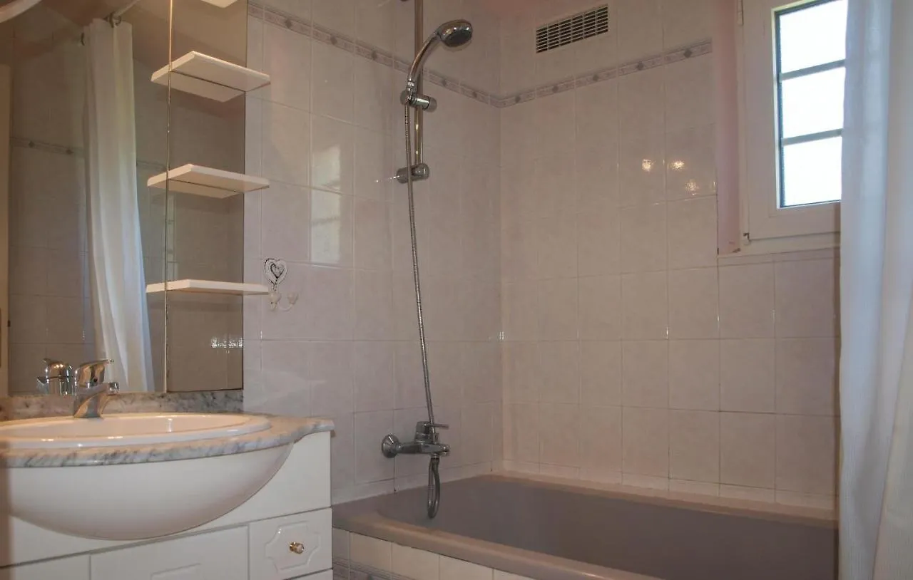 Nice Home In Pleubian With Kitchen Prázdninový dům