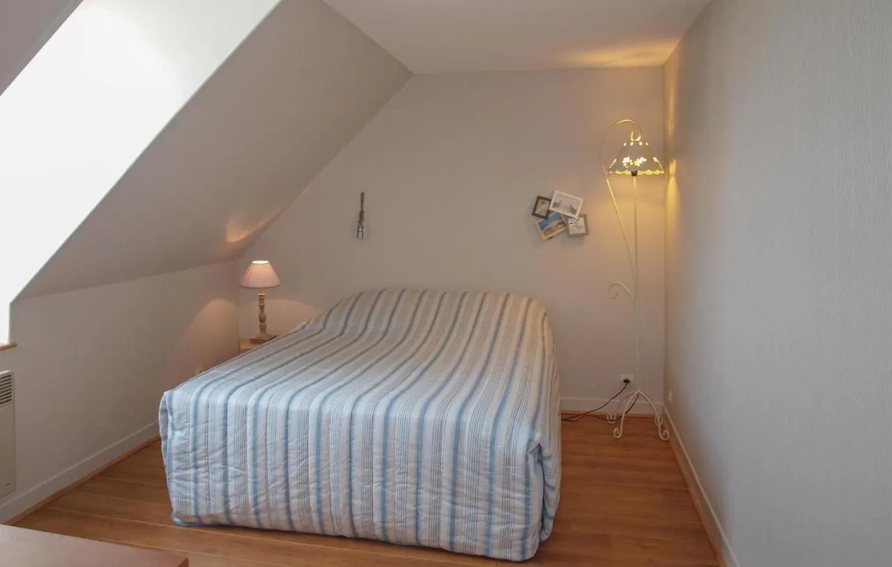 Nice Home In Pleubian With Kitchen Feriehus
